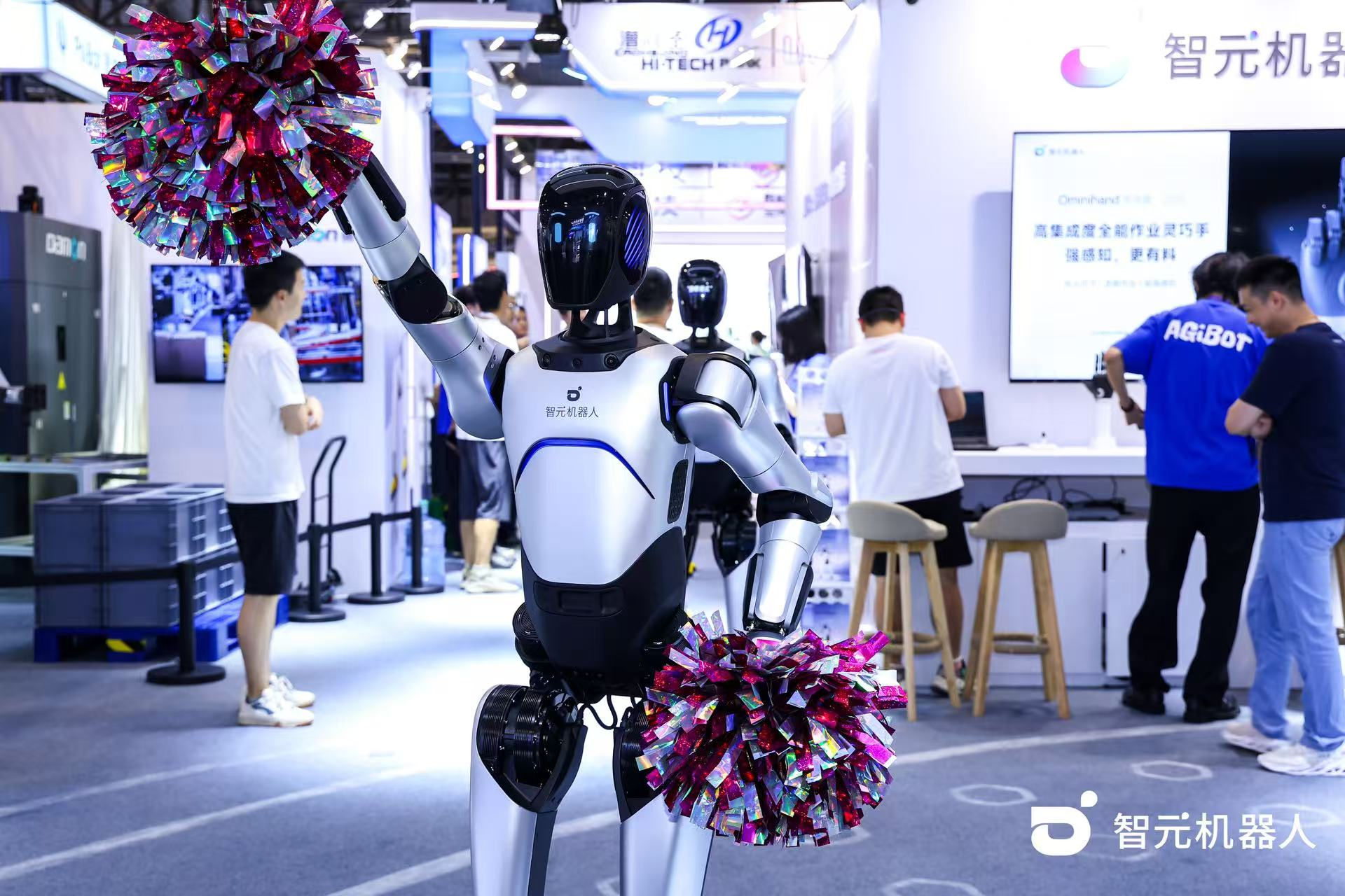 尊时凯龙机器人 WAIC 首日展台火爆，机器人家族集体打工忙不停